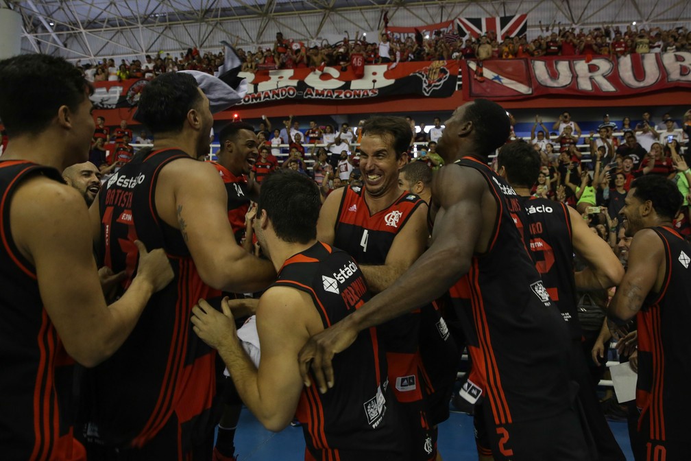 Festa dos jogadores do Flamengo após a vitória sobre o Vasco pelo NBB em Manaus (Foto: Fotojump)