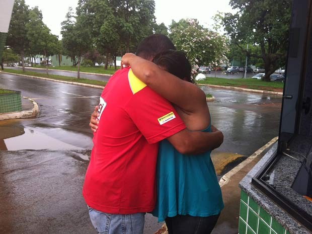 Irmãos de Antônio de Araújo se abraçam na porta do IML de Brasília após a confirmação de que oassda encontrada é auxiliar de serviços gerais (Foto: Rafaela Céo/G1)