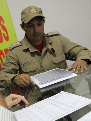 Capitão Anderson, relações publicas da Associação do Corpo de Bombeiros do Piauí (Foto: Aline Rodrigues)