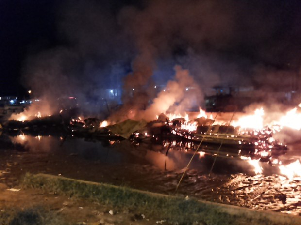 Incêndio começou em uma embarcação no Igarapé das Mulheres (Foto: Albenir Sousa/TV Amapá)