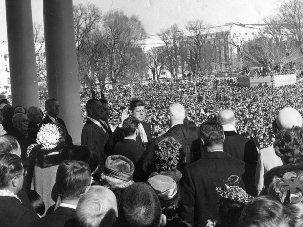 John F. Kennedy durante cerimônia de posse no Capitólio, em Washington, em foto feita no dia de 20 de janeiro de 1961.  (Foto: Cecil Stoughton/The White House/John F. Kennedy Presidential Library)