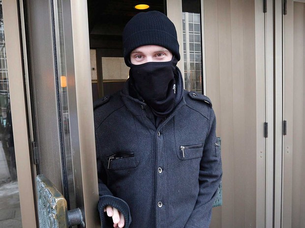 Imagem de Aaron Driver ao deixar um tribunal em Winnipeg, em fevereiro de 2016 (Foto: John Woods / The Canadian Press / via AP Photo)