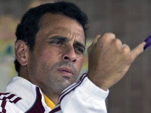 Henrique Capriles mostra o dedo pintado para marcar sua digital após registrar seu voto (Foto: Ronaldo Schemidt/AFP) Henrique Capriles mostra o dedo pintado para marcar sua digital após registrar seu voto (Foto: Ronaldo Schemidt/AFP)