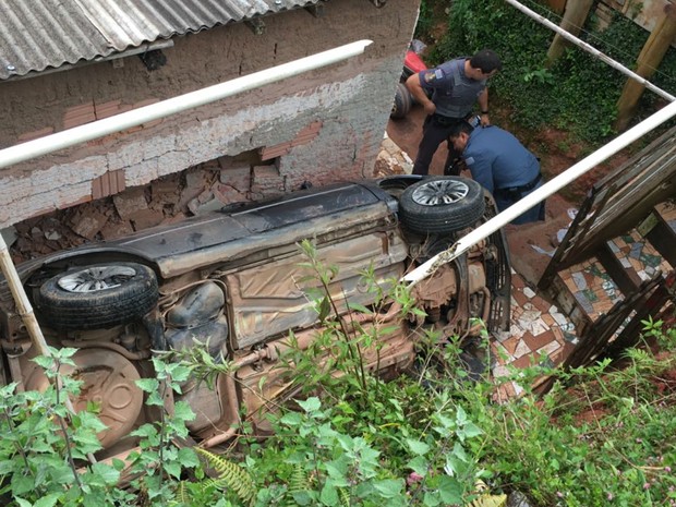 Motorista perdeu o controle e atingiu casa (Foto: Eduardo de Paula/TV Vanguarda)