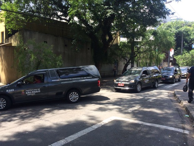 Carros da funerária chegam ao IML para retirada de corpos de vítimas de acidente aéreo em SP (Foto: Cristiane Amaral/TV Globo)