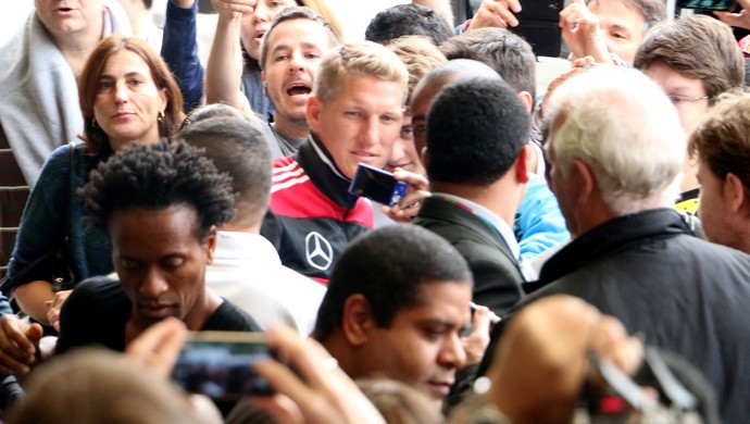 Schweinsteiger gera euforia na chegada ao hotel com Zé Roberto (Foto: Diego Guichard/GloboEsporte.com)