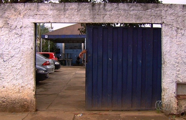 Com falta de carteiras, escola pública promove 'rodízio' de alunos, em Goiás (Foto: Reprodução/TV Anhanguera)