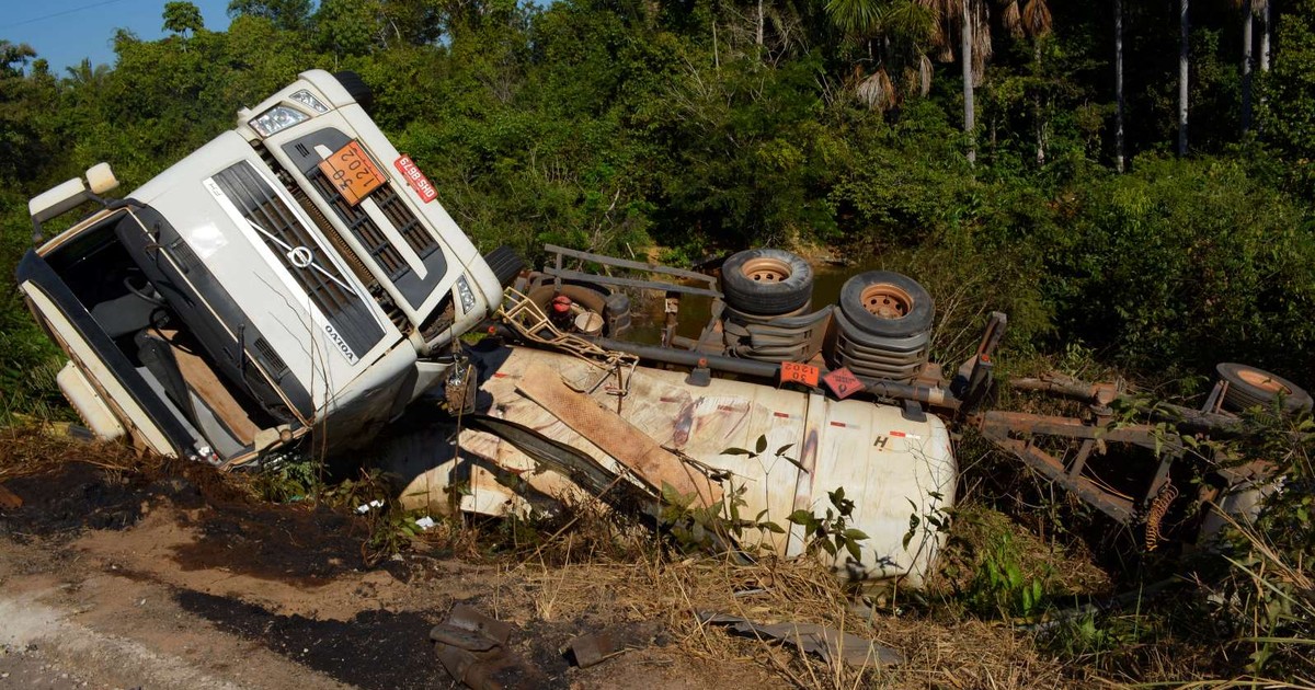 G Carreta Carregada Leo Tomba Na Br E Carga Cai Em Rio De