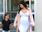 Kim Kardashian exibe barrigão de grávida em passeio com sobrinho