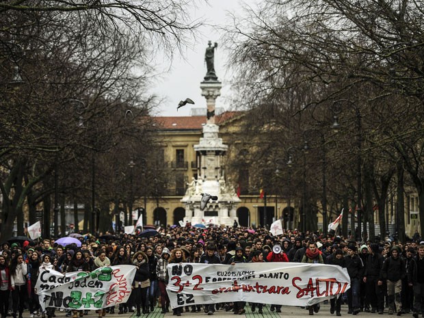 Em Pamplona, protesto foi pacífico e reuniu milhares de estudantes (Foto: Alvaro Barrientos/AP)