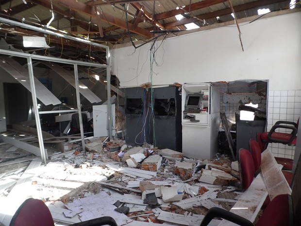 Agência bancária ficou destruída; gerente diz que sistema de segurança ficou intacto (Foto: Divulgação/Tágide France)