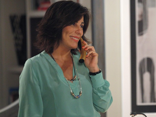 Roberta fica toda animadinha falando com Nando ao telefone (Foto: Guerra dos Sexos / TV Globo)