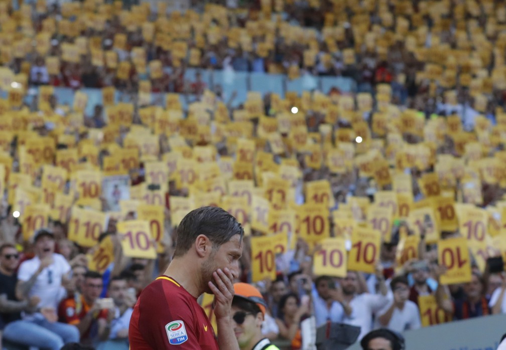 Totti não segura a emoção. Ao fundo, a torcida não para de exaltá-lo (Foto: Alessandra Tarantino/AP)