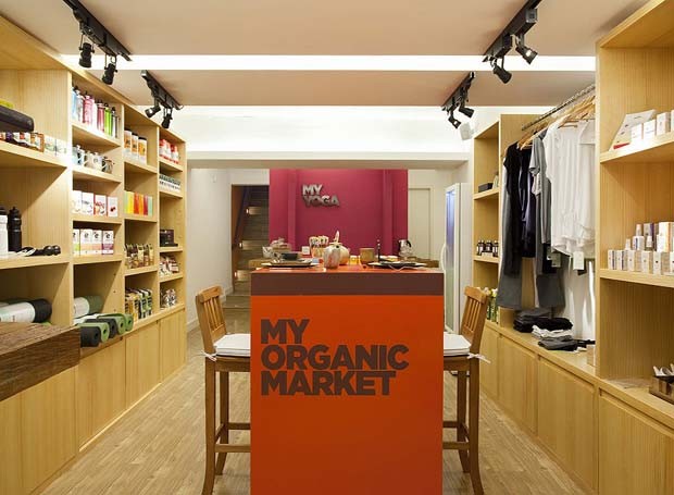 No primeiro andar, dedicado à marca My Organic Market, um lounge com poltronas e banquetas divide espaço com gôndolas de produtos  (Foto: Divulgação)