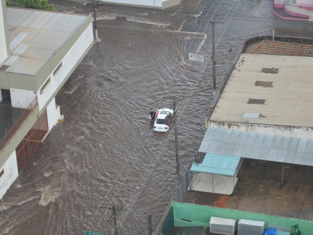 Motorista ficou parado no meio da enxurrada ao tentar passar por rua alagada em Piracicaba (Foto: Araripe Castilho/G1) Motorista ficou parado no meio da enxurrada ao tentar passar por rua alagada em Piracicaba (Foto: Araripe Castilho/G1)