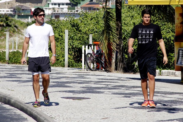 Enzo e Sandro Pedroso correm juntos em orla na Barra da Tijuca, RJ (Foto: Marcos Ferreira e Johnson Parraguez / FotoRioNews)
