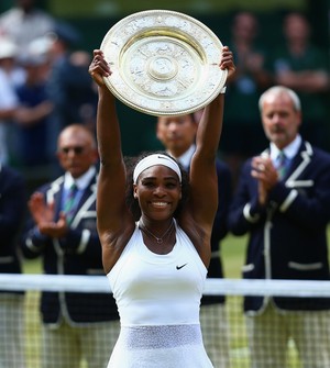Serena Williams comemora o título em Wimbledon 2015 (Foto: Getty Images)