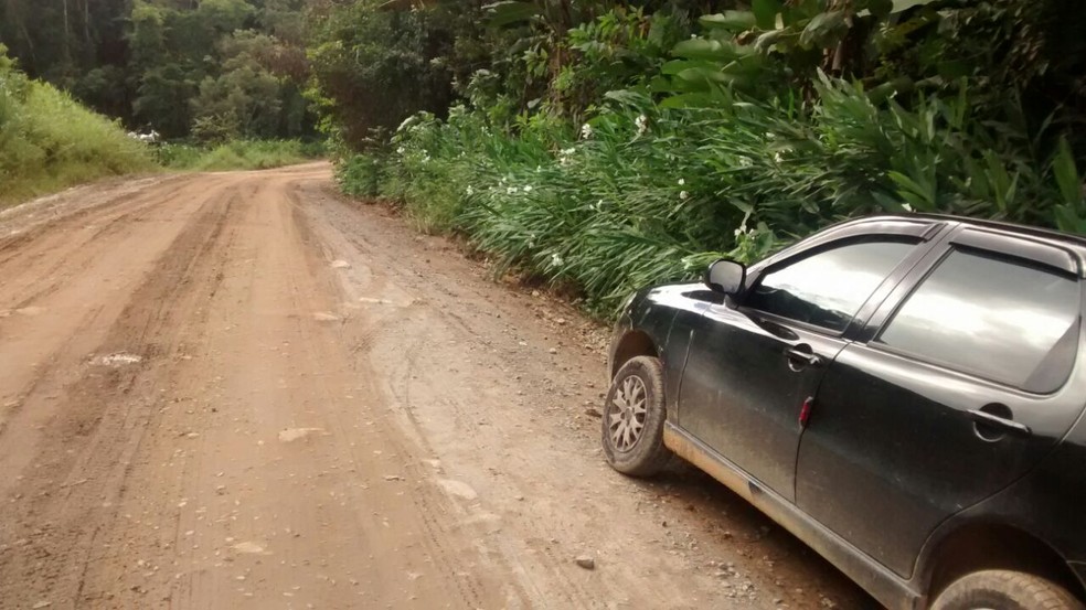Carro estava em uma estrada na área rural de Peruíbe, SP (Foto: G1 )