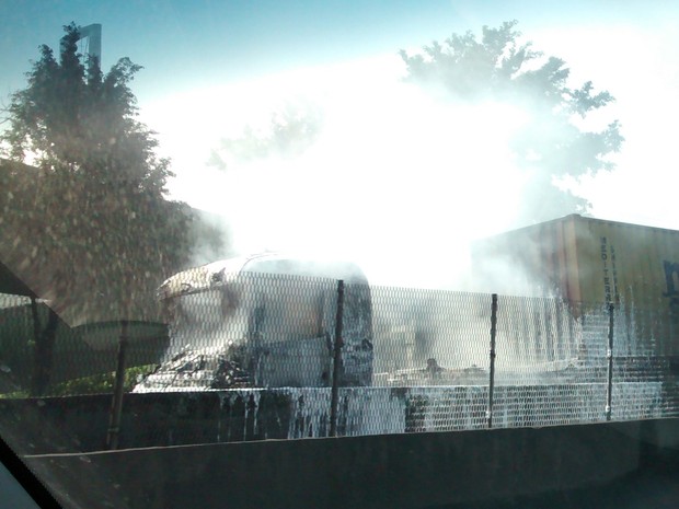 Uma das carretas pegou fogo após a colisão (Foto: Antonio Marcos/G1)