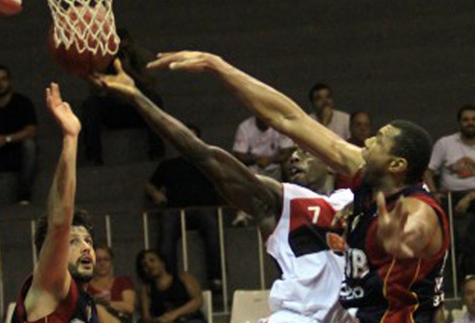 Guilherme do Brasília e Kojo do Flamengo nbb basquete (Foto: Ricardo Cassiano/LNB)