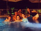 Dany Bananinha curte noite na piscina com o sertanejo Mariano