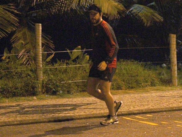 Murilo Benício corre na orla (Foto: Marcos Ferreira / Foto Rio News)
