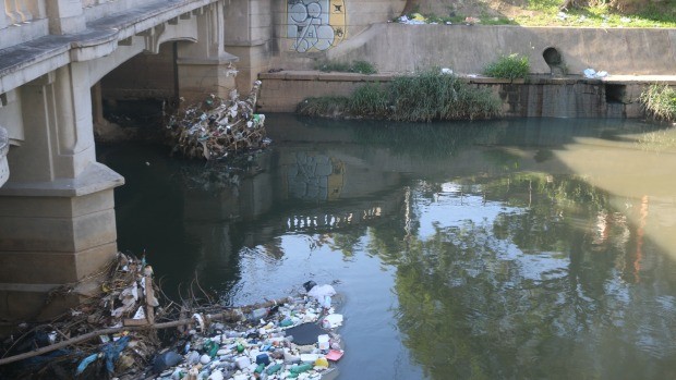 São retiradas toneladas de lixo e entulho do Arroio Dilúvio (Foto: Bruna Zanatta/G1) São retiradas toneladas de lixo e entulho do Arroio Dilúvio (Foto: Bruna Zanatta/G1)