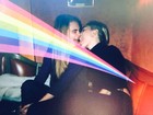 Miley Cyrus dá beijo de língua na modelo Cara Delevingne
