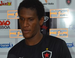 Alex Cazumba fez o gol da vitória do Botafogo-PB (Foto: Amauri Aquino / GloboEsporte.com/pb) - dsc_0188_1