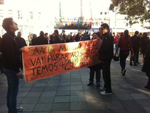 Manifestantes lembram vítimas da boate Kiss em Santa Maria (Foto: Alice Pavanello/RBS TV)
