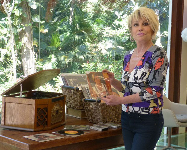Ana Maria mostra discos de vinil antigos (Foto: Mais Você/TV Globo)