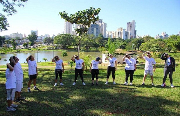 Participantes de edição anterior da 'Caminhada contra a obesidade' fazem alongamento, em Goiânia (Foto: Divulgação/3ª Caminhada contra a obesidade)