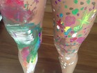 Ivete Sangalo mostra as pernas sujas de tinta: 'Coisa boa familiar'