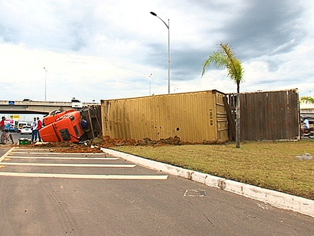 G Carreta Tomba Na Descida De Viaduto Em Vila Velha No Es