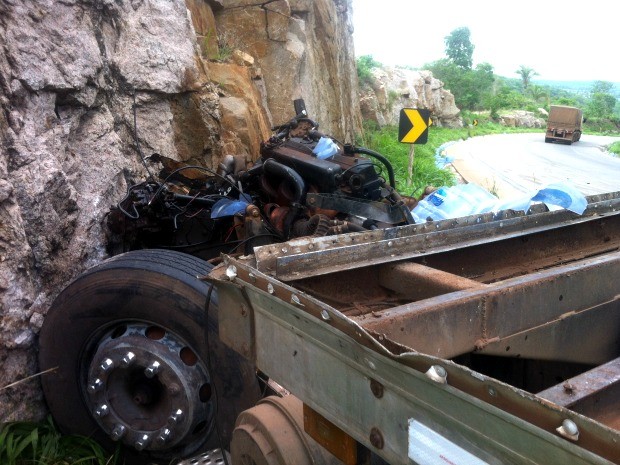 Para evitar colisão com outro caminhão, motorista acabou se chocando contra paredão na pista. (Foto: Gésseca Ronfim / G1)