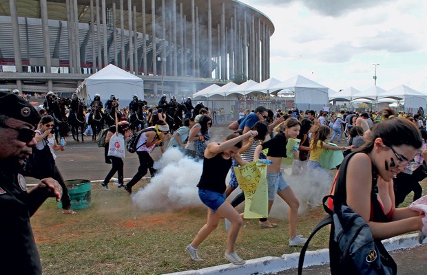IMAGINA Correria em protesto contra a Copa em Brasília.  Os eventos esportivos exigirão ação eficaz da polícia (Foto: Lewis Whyld/AP)