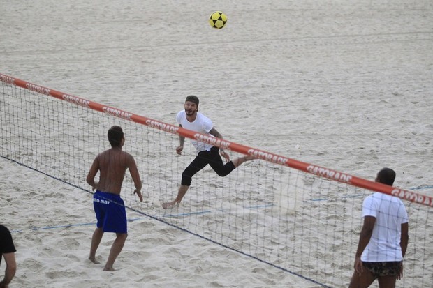 David Beckham joga futevôlei na praia (Foto: André Freitas e Delson Silva / AgNews)