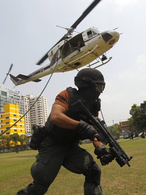 Um grupo de policiais da Tailândia participa nesta quarta-feira (26) de um treinamento para atuar em missões de combate ao terrorismo.  (Foto: Chaiwat Subprasom/Reuters)