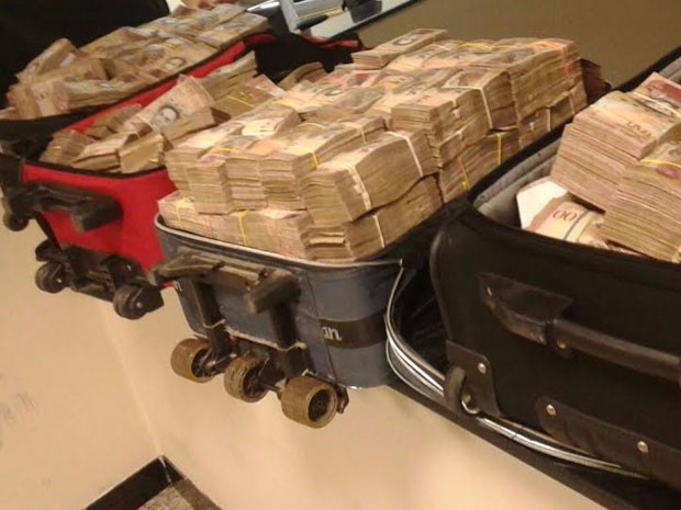 Homens alegaram que o dinheiro é fruto de corretagem da venda de fazenda em Roraima (Foto: Cedida/Polícia Militar Rodoviária)