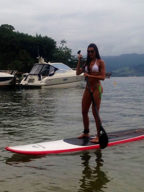 Ex-BBB Kelly Baron faz aula de stand up paddle (Foto: Divulgação)