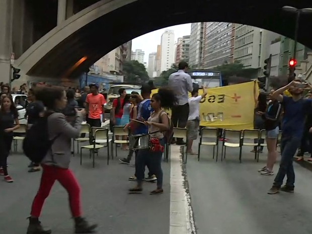 Estudantes fazem manifestação na Avenida 9 de Julho, na noite desta terça-feira (1) (Foto: Reprodução: TV Globo)