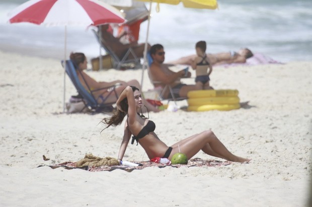 Thaila Ayala na Prainha, no Rio (Foto: Dilson Silva / AgNews)
