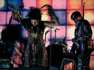 31/05 - Régine Chassagne e Win Butler durante o show do Arcade Fire no Rock in Rio Lisboa (Foto: Divulgação/Rock in Rio Lisboa)