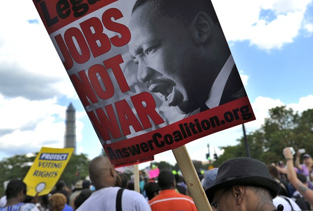 Pessoas participam de marcha em Washington comemorando 50 anos desde que Luther King pronunciou o discurso "Eu tenho um sonho". (Foto: AFP Photo/Jewel Samad)