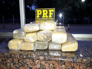 Jovem foi apreendida com 10 kg de maconha em ônibus (Foto: Marcos Donizete/Divulgação) Jovem foi apreendida com 10 kg de maconha em ônibus (Foto: Marcos Donizete/Divulgação)