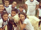 Sorridente, Fernanda Pontes posa com cabra em gravação de novela