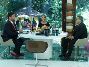 Bruno Astuto com Ana Maria e o cantor Leonardo (Foto: Mais Você/TV Globo)