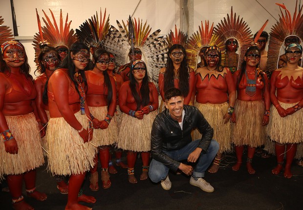 Reynaldo Gianecchini com índios no SPFW (Foto: Iwi Onodera/ EGO)