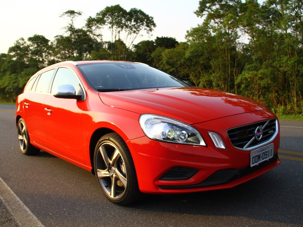 Volvo V60 R-Design tem preços entre R$ 130.900 e R$ 199.900 (Foto: Divulgação)