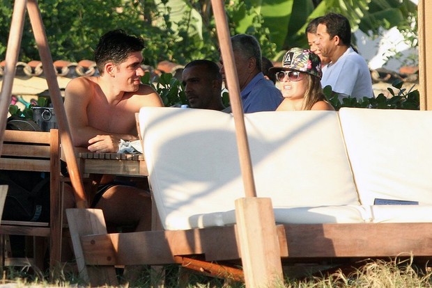 Marcelo Adnet com loira em quiosque da praia (Foto: Marcos Ferreira / Foto Rio News)